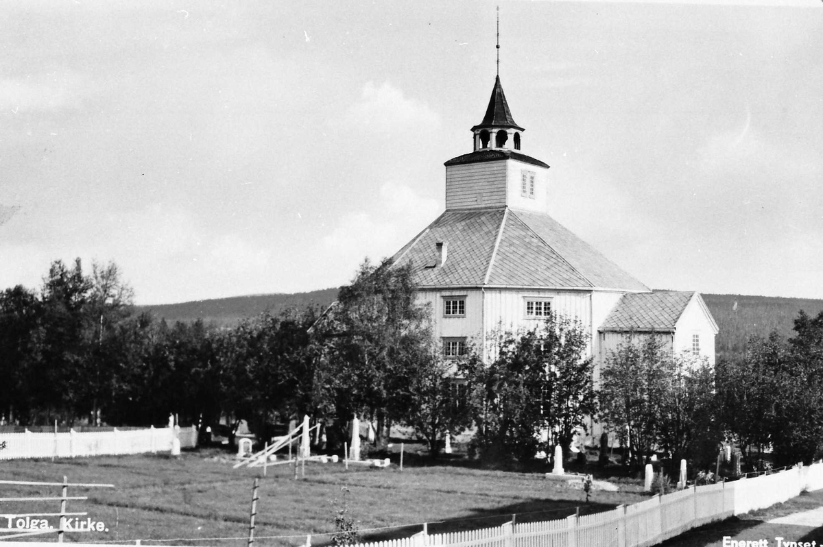 Tynset Foto, Kyrkjebygning, Tolga Kirke med den nye kirkegården på oversiden.