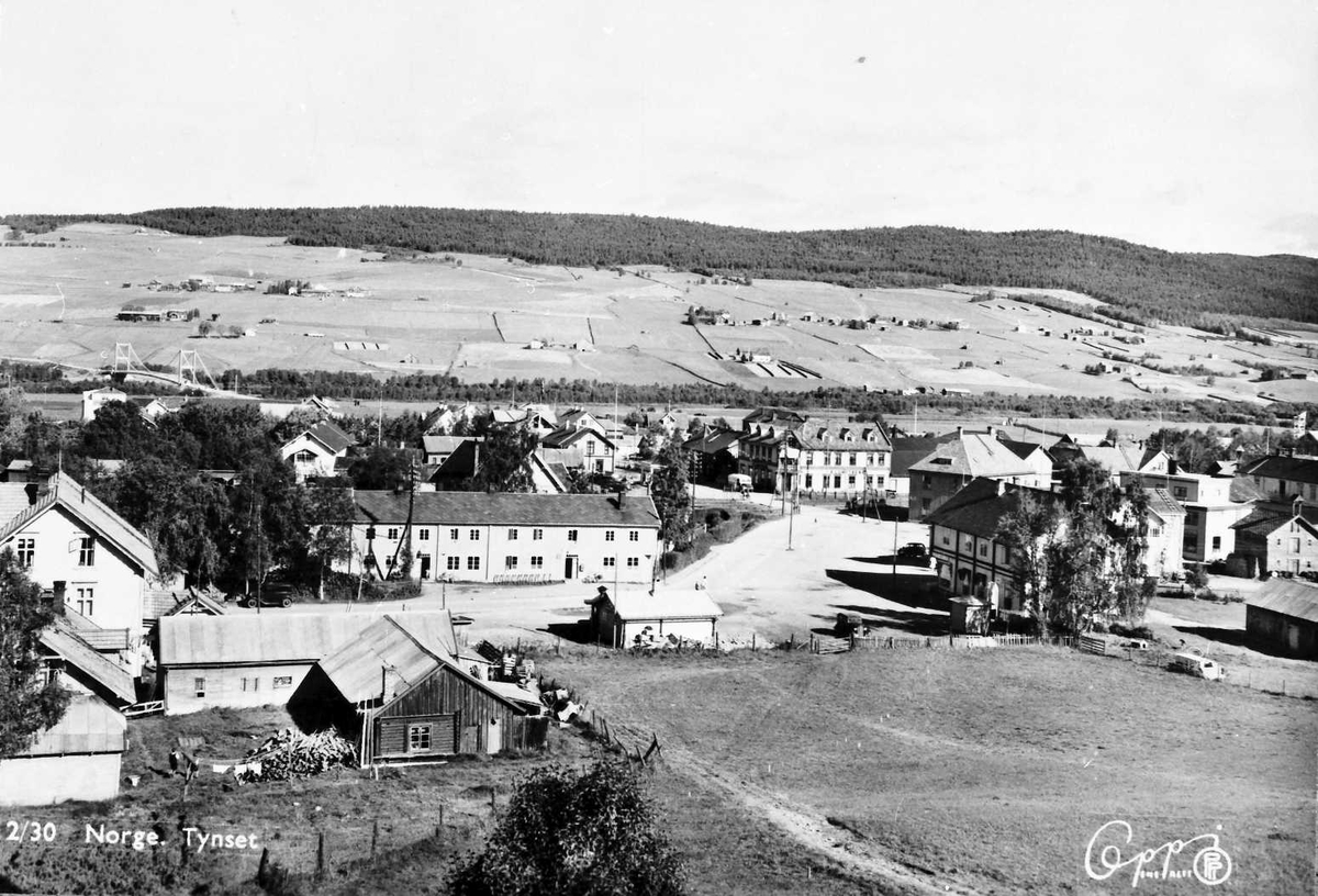 Carl Gustav Normann, Tynset sentrum. med Sorenskrivergården midt på bildet og R. Lunstøeng til høyre.