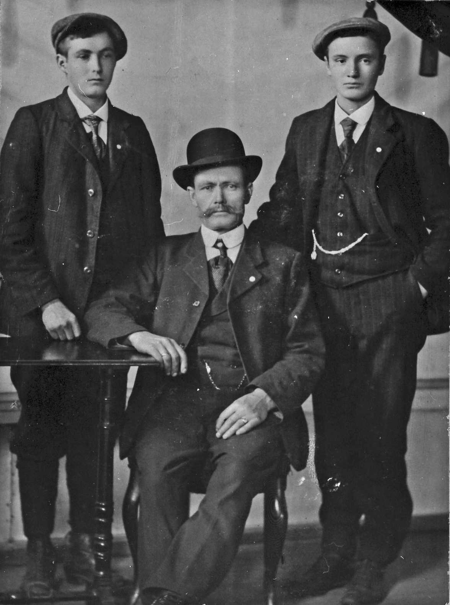 Oscar Holte, Portrett av tre menn. Erling Larsen, faren og bror.