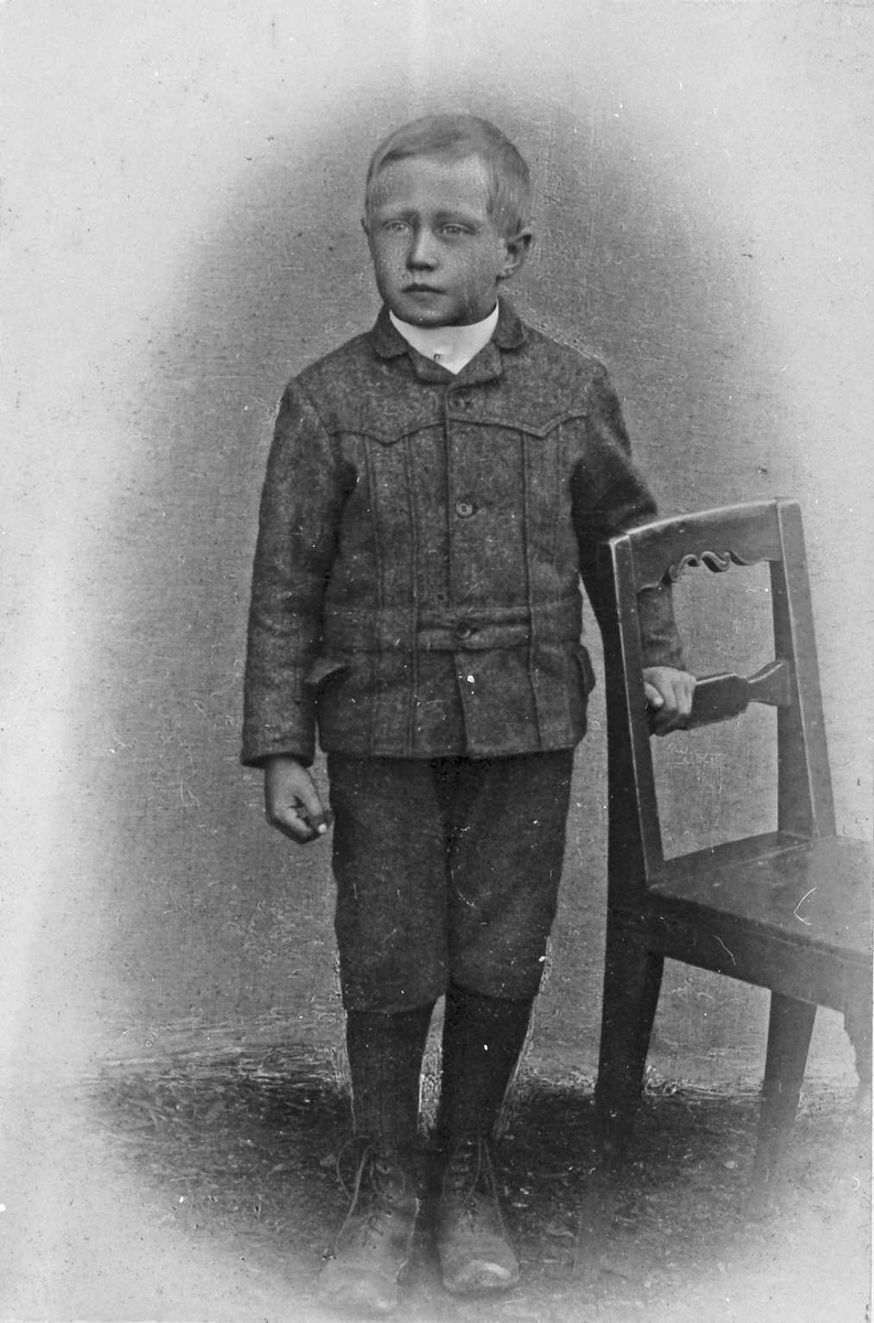 Oscar Holte, Portrett av en liten gutt med stol. Oskar Frankmo.