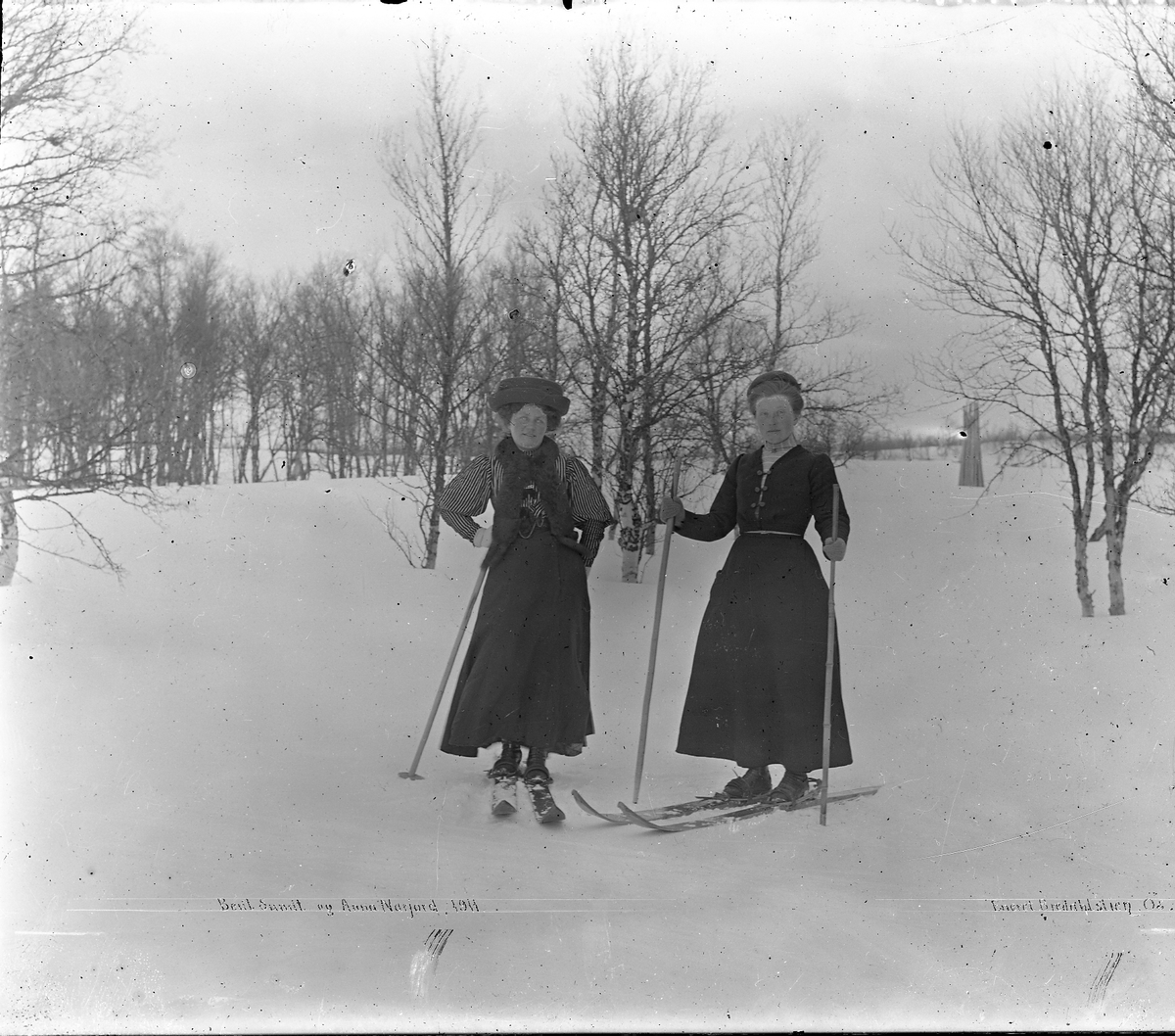 Peder J. Bredalslien, ski, skitur, kjole, personer Berit Sundt g. Narjord og Eli Anna Narjord