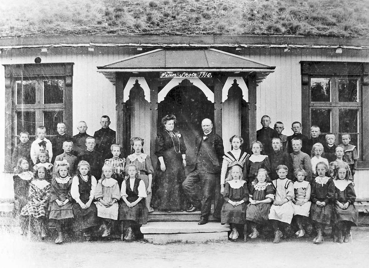 Henrik Augustinsson Stinessen, Skole med elever og lærere
