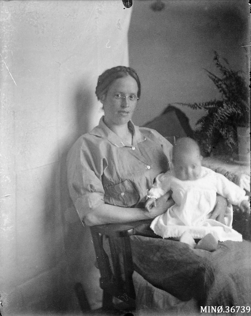 Ellert Kleven, Kvinne med spebarn på fanget. Ella D. Erlien og Marioan (gift med Melvin Vinsnes)