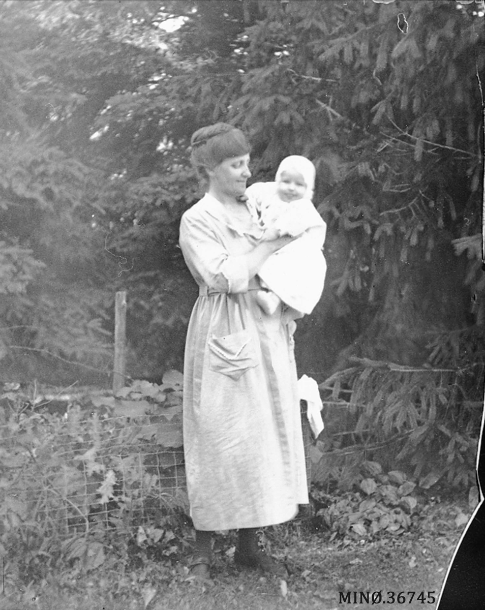 Ellert Kleven, Kvinne og barn - Julia og Norman Eidet