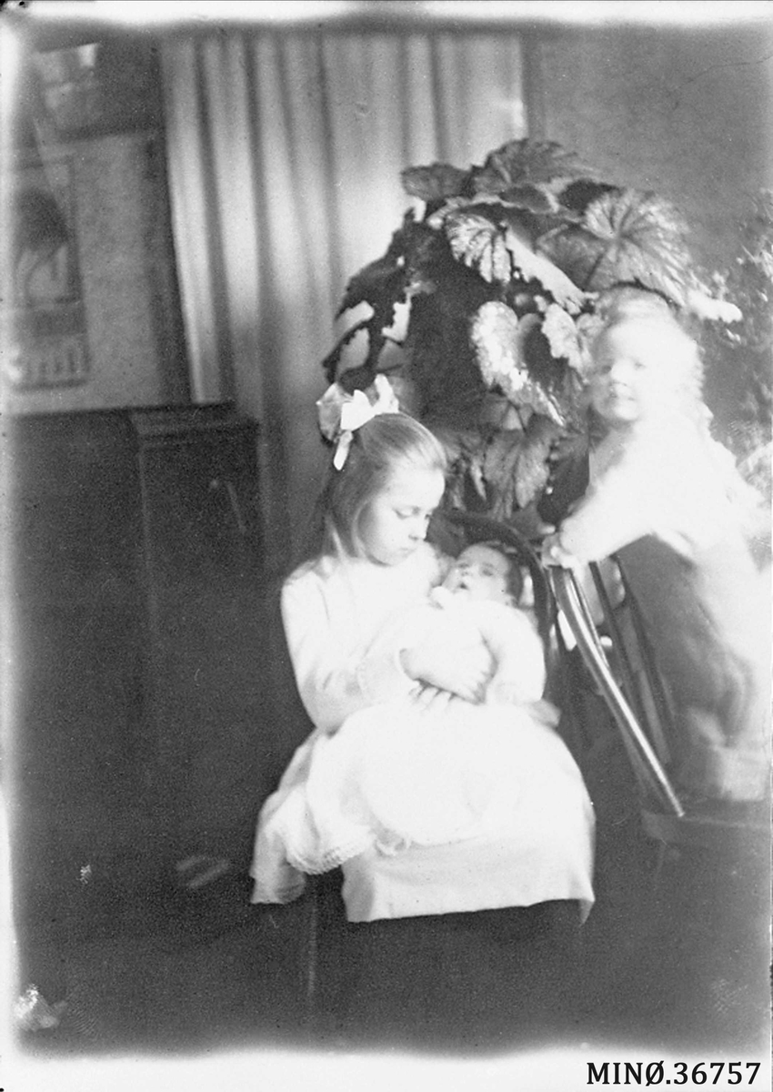 Ellert Kleven, Barn. Evelyn Kleven, Norman Eidet og Louise Kleven