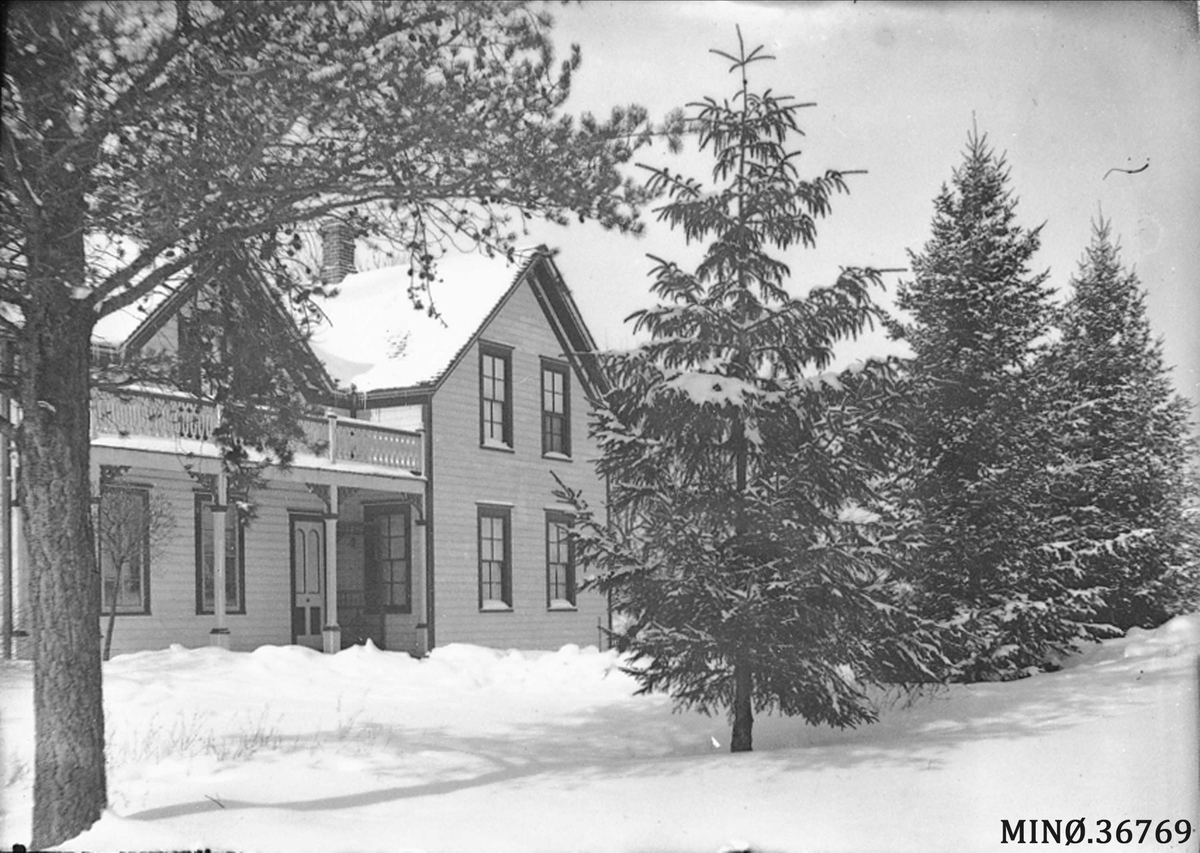 Ellert Kleven, Hovedbygningen til farmer Nils Kleven i Strum, Wisconsin. Fotografens barndomshjem