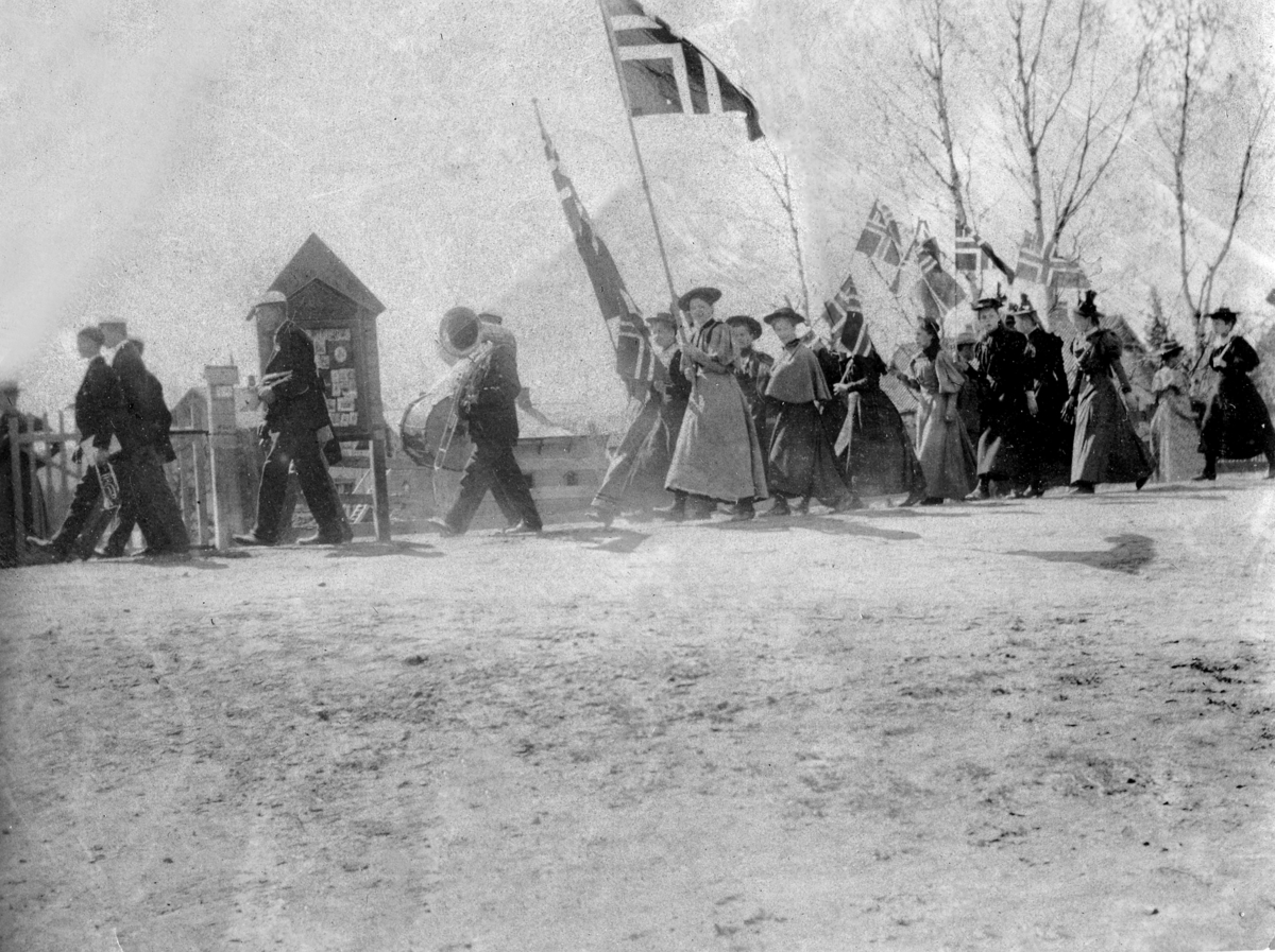 Unknown artist, 17. mai-tog 1895,vestenden av Gamlebrua