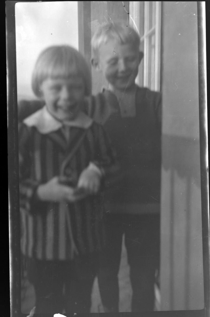 Rolf Sr. Sundt, Fetterne Julius Sundt og Einar Aubert Hansen på verandaen i Thomas Heftyes gate 42E i 1922.