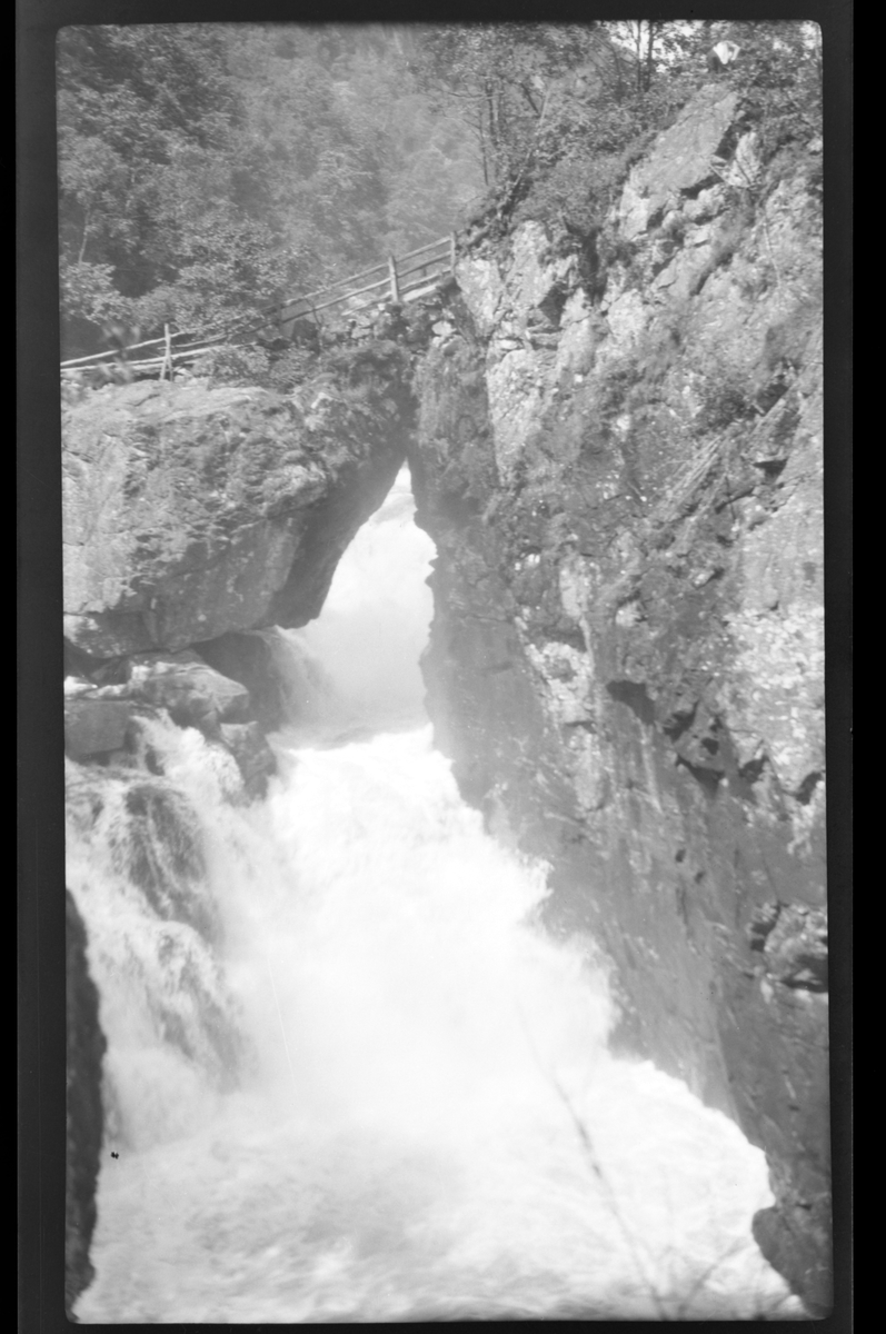 Rolf Sr. Sundt, Kvåsfossen buldrer i Lyngdalen.