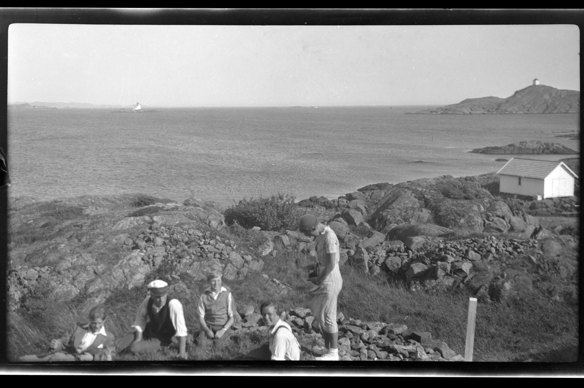 Rolf Sr. Sundt, Erling Rune, Rolf junior Sundt, Lise Skabo og Lillemor Nickelsen foran hytten Rune i Loshavn.
