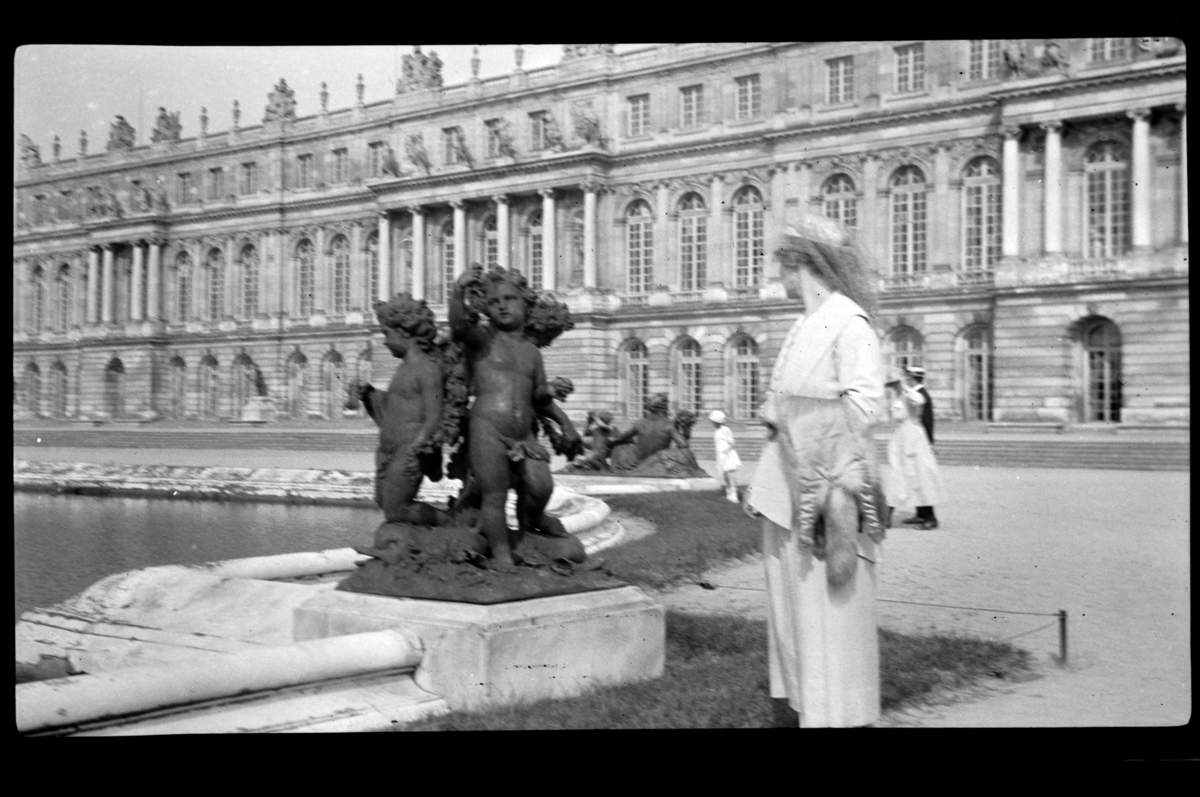 Rolf Sr. Sundt, Hilda Sundt i Versailles(?), 1919-1920.