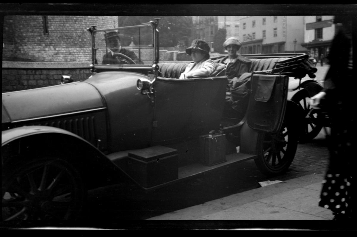 Rolf Sr. Sundt, Finn Sundt med hustru Olive Sundt og svigerinne Hilda Sundt fotografert i en bil i England, 1919-1920.