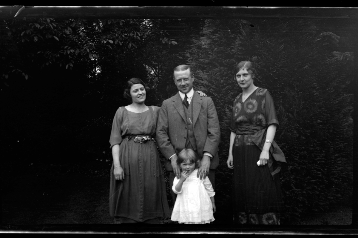 Rolf Sr. Sundt, Olive Sundt med sin mann Finn, datter Elsa og svigerinne Hilda Sundt. Fotografert 1919/1920.
