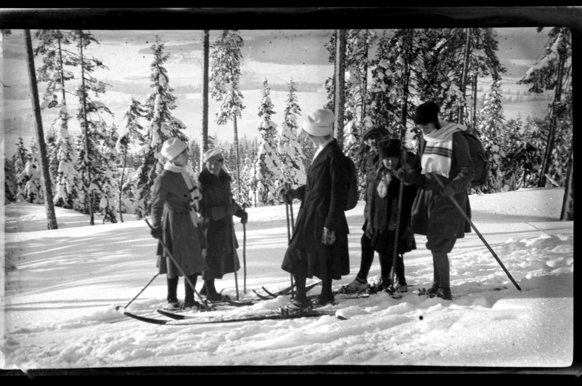 Rolf Sr. Sundt, Voksne og barn på ski, antagelig i Voksenkollen, Oslo. Fra venstre Hilda Sundt, Sigrid Jersin, ukjent, Louis Jersin med datter Esther samt Birgit Aubert. Fotografert ca. 1920.
