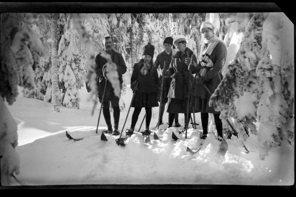 Rolf Sr. Sundt, Fire voksne og en jente på ski i Voksenkollen, Oslo. Fra venstre Louis Jersin og hans datter Esther, Birgit Aubert, Sigrid Jersin og Hilda Sundt. Fotografert 1919.