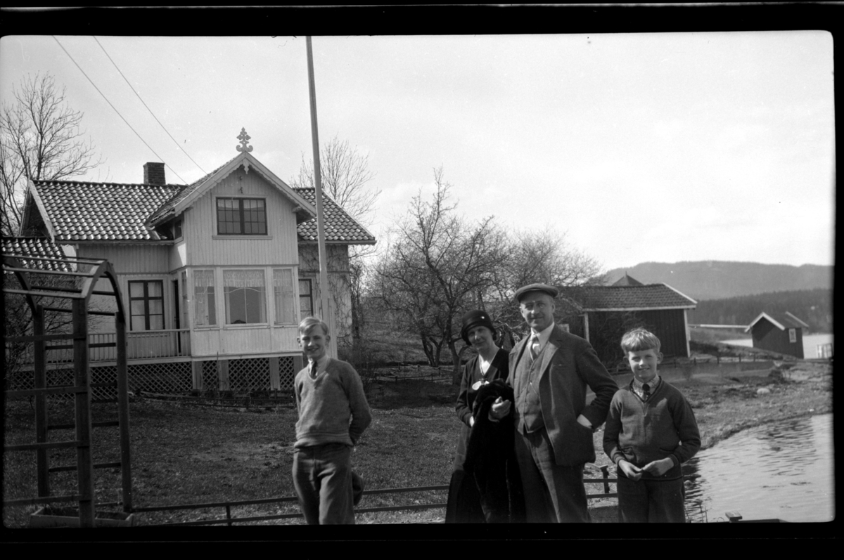 Rolf Sr. Sundt, Familien Sundt på Konglungen i Asker, hvor de leide feriebolig i 1930. Fra venstre Julius, Hilda, Rolf sr. og Rolf jr.