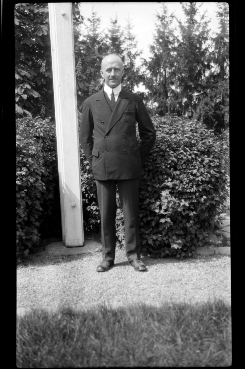 Rolf Sr. Sundt, Rolf Sundt Sr. på sin 50-årsdag i hagen til broren Lauritz Sundt, på Bestum i Oslo. Fotografert 1931.