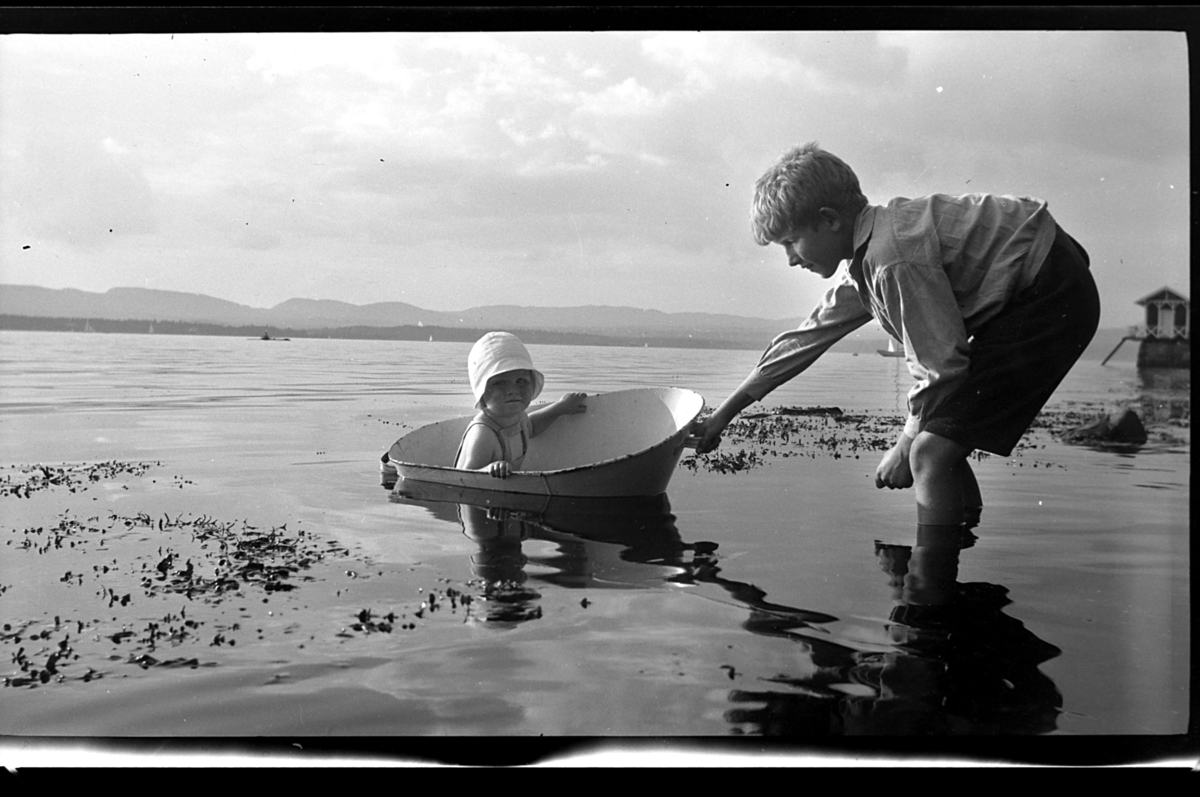 Rolf Sr. Sundt, Rolf Sundt Jr. med sin lillebror Lars Peter i balje på sjøen ved Flaskebekk på Nesodden. Fotografert 1931.