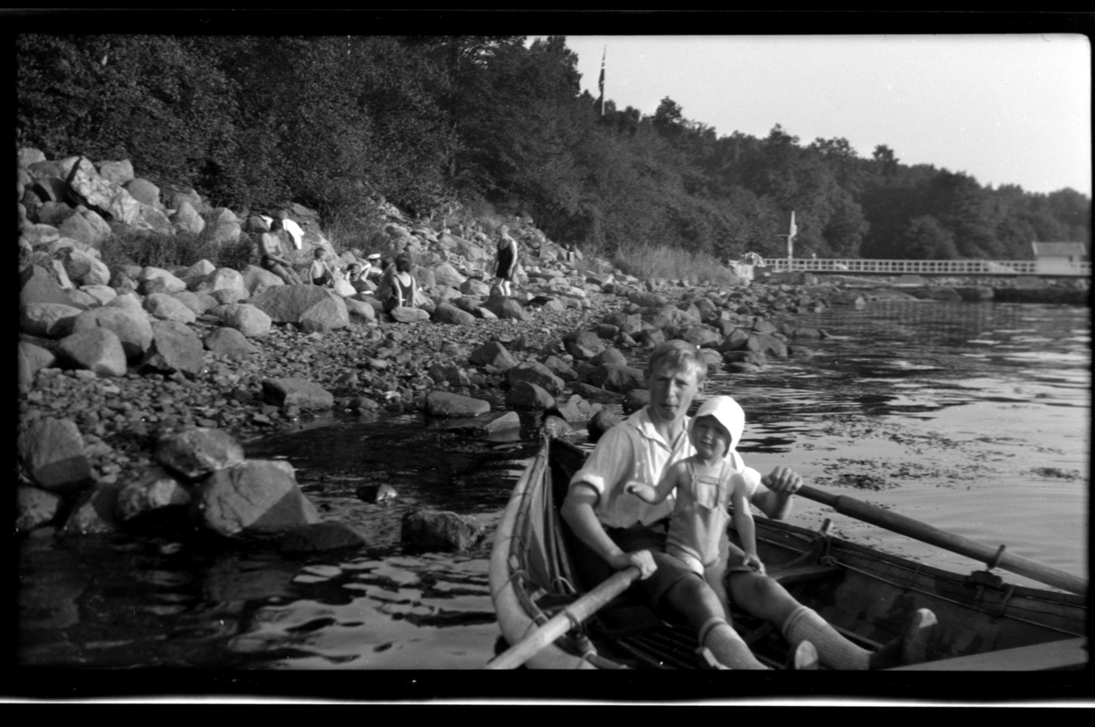 Rolf Sr. Sundt, Brødrene Julius og Lars Peter Sundt i robåt utenfor stranden ved Flaskebekk på Nesodden. Fotografert 1931.