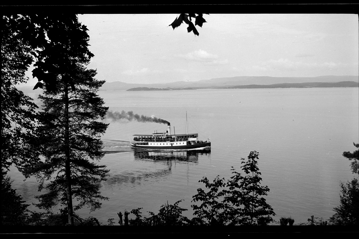 Rolf Sr. Sundt, Nesoddbåten går forbi Flaskebekk på Nesodden. Fotografert 1931.