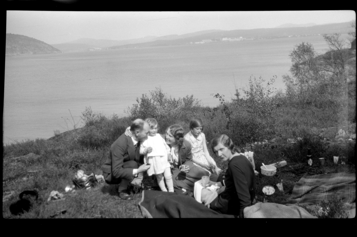 Rolf Sr. Sundt, Picnic, antagelig på Herøya. Fra venstre Einar Hansen med datter Elisabeth, hustru Betsy og datter Anne Lise, samt svigerinne Hilda Sundt. Fotografert ca. 1932.