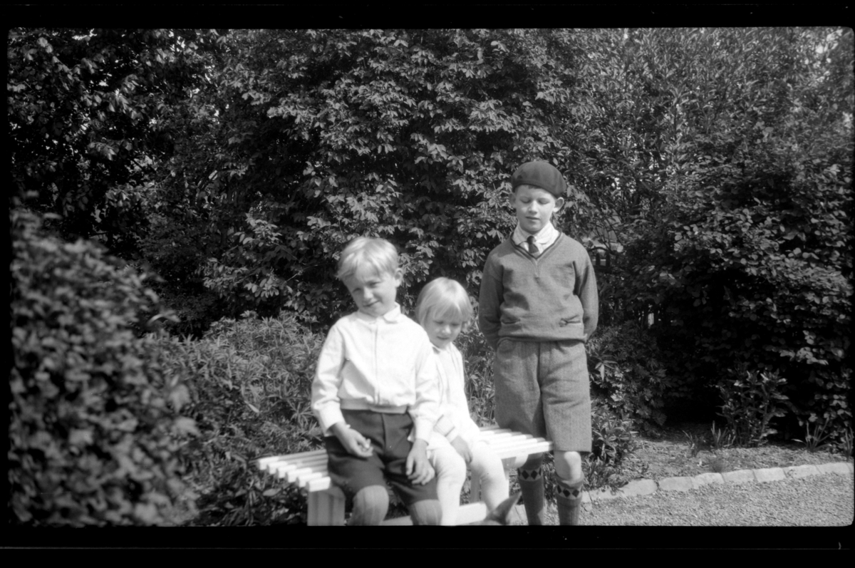 Rolf Sr. Sundt, Lauritz Sundts barn Eilert og Inger og nevø Rolf Sundt Jr. i hagen til Lauritz på Bestum.