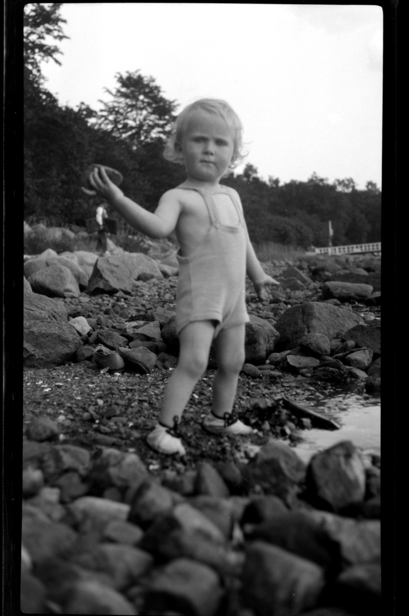 Rolf Sr. Sundt, Lars Peter Sundt kaster sten på stranden ved Flaskebekk på Nesodden. Fotografert 1931.