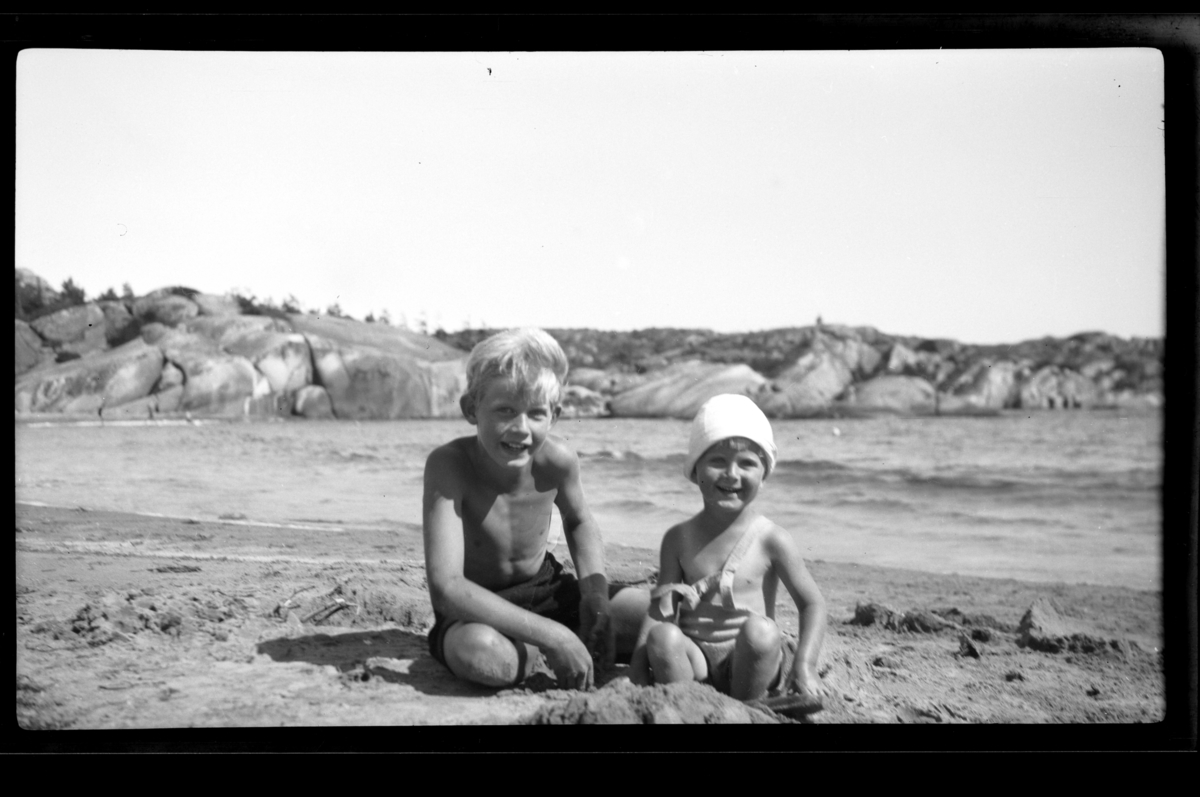 Rolf Sr. Sundt, Brødrene Rolf Jr. og Lars Peter Sundt på sandstrand på Ula i Vestfold. Fotografert 1932.