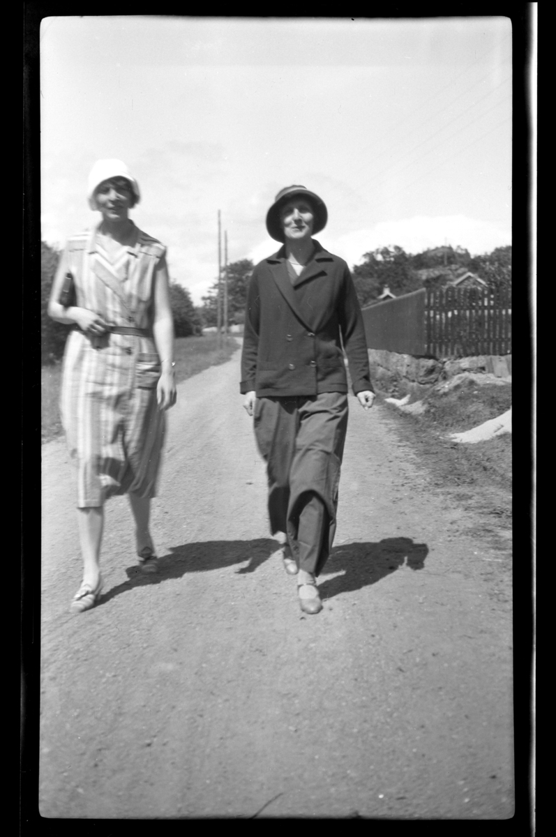 Rolf Sr. Sundt, Søstrene Lilly Moestue og Hilda Sundt spaserer på grusvei på Ula i Vestfold. Fotografert 1932.