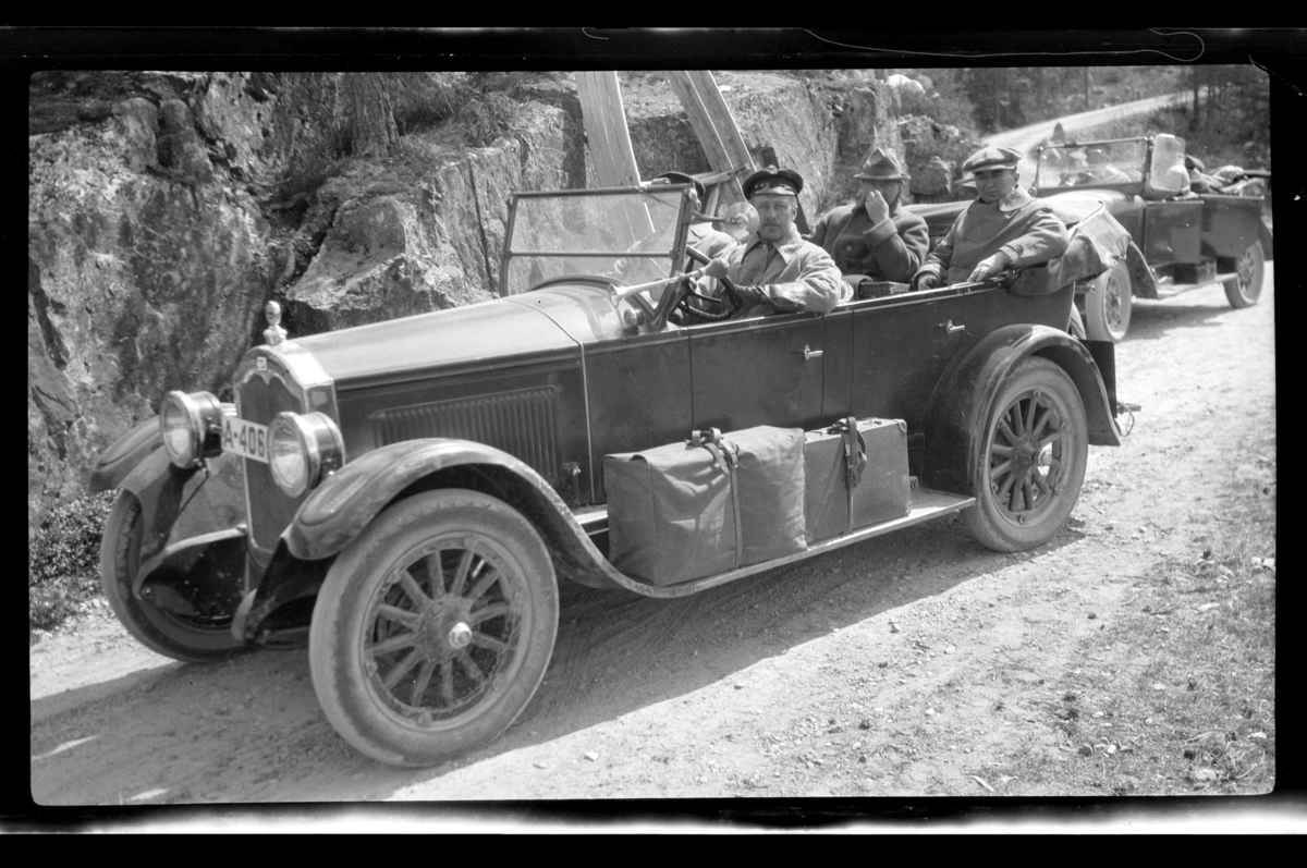 Rolf Sr. Sundt, Rolf Sundt Sr. på biltur i sin Buick med kofferter på trinnbrettet. I baksetet Finn Sundt og Johan Buratti. Fotografert 1928.