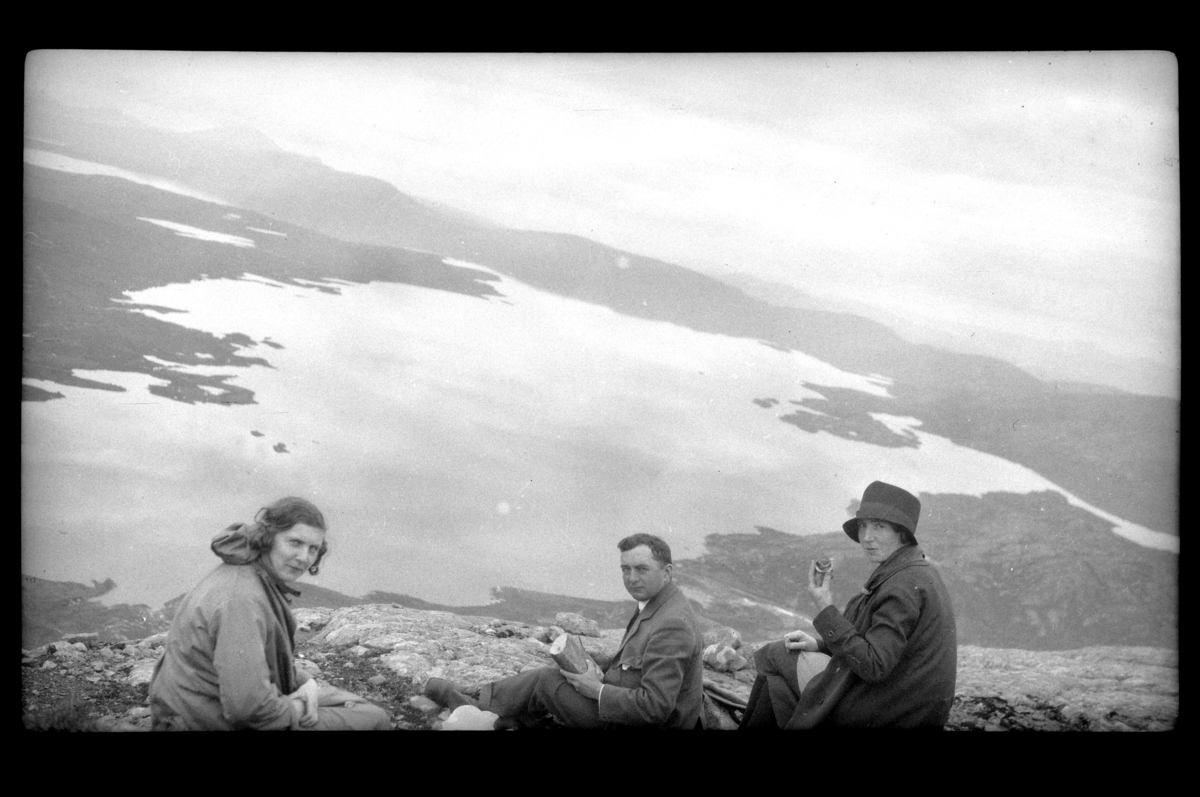 Rolf Sr. Sundt, Matpause med vid utsikt over et fjellvann. Fra venstre Hilda Sundt og ekteparet Johan og Agnes Buratti. Fotografert sommeren 1928.