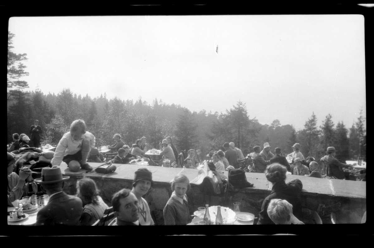 Rolf Sr. Sundt, Uteserveringen ved Frognerseteren Restaurant. Foran fra venstre Johan Buratti, Hilda og Elsa Sundt, Agnes Buratti og Rolf Sundt Jr. Fotografert 1928.
