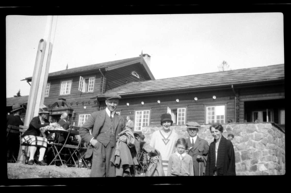 Rolf Sr. Sundt, Gruppebilde tatt utenfor Frognerseteren restaurant. Fra venstre Rolf Sr., Hilda og Elsa Sundt samt Agnes og Johan Buratti. Fotografert 1928.