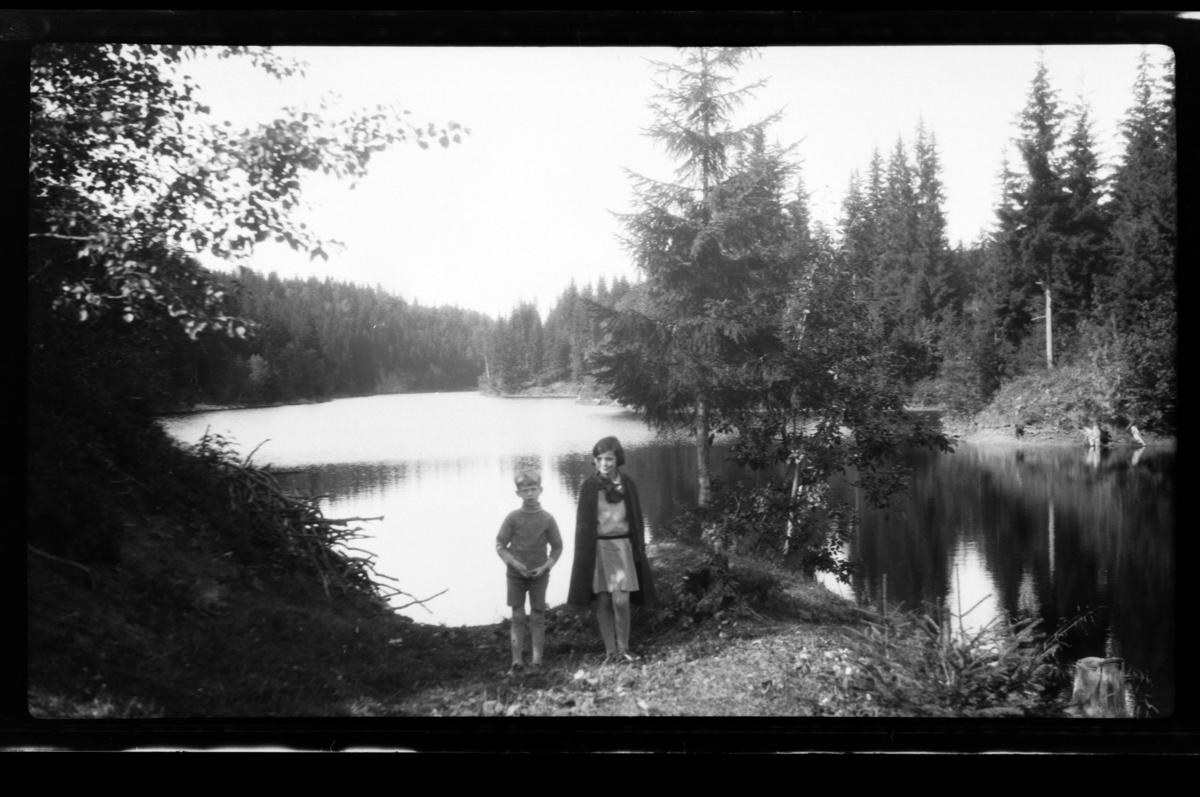 Rolf Sr. Sundt, Rolf Sundt Jr. og hans kusine Elsa Sundt foran ukjent skogsvann. Fotografert sommeren 1928.