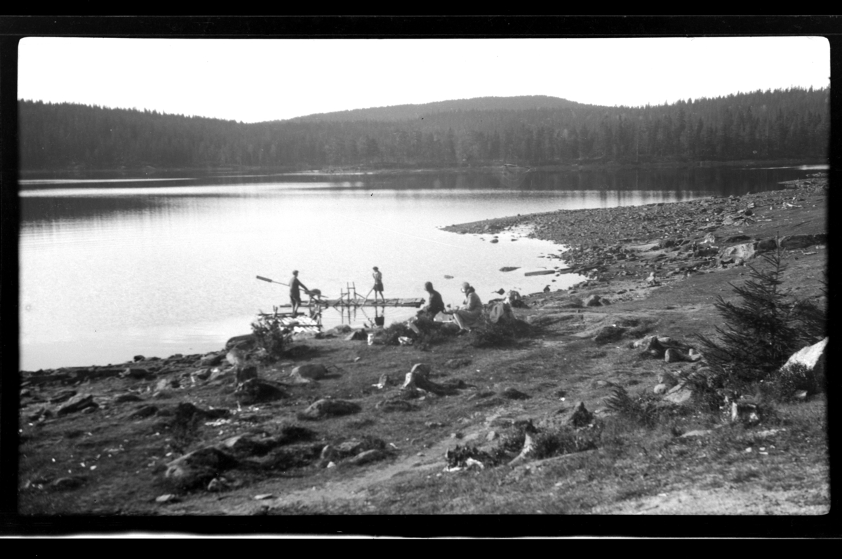 Rolf Sr. Sundt, Friluftsliv ved Ørfiske i Nittedal. På flåten i vannet står brødrene Julius og Rolf Jr. Sundt og deres kusine Elsa Sundt. Fotografert 1929.