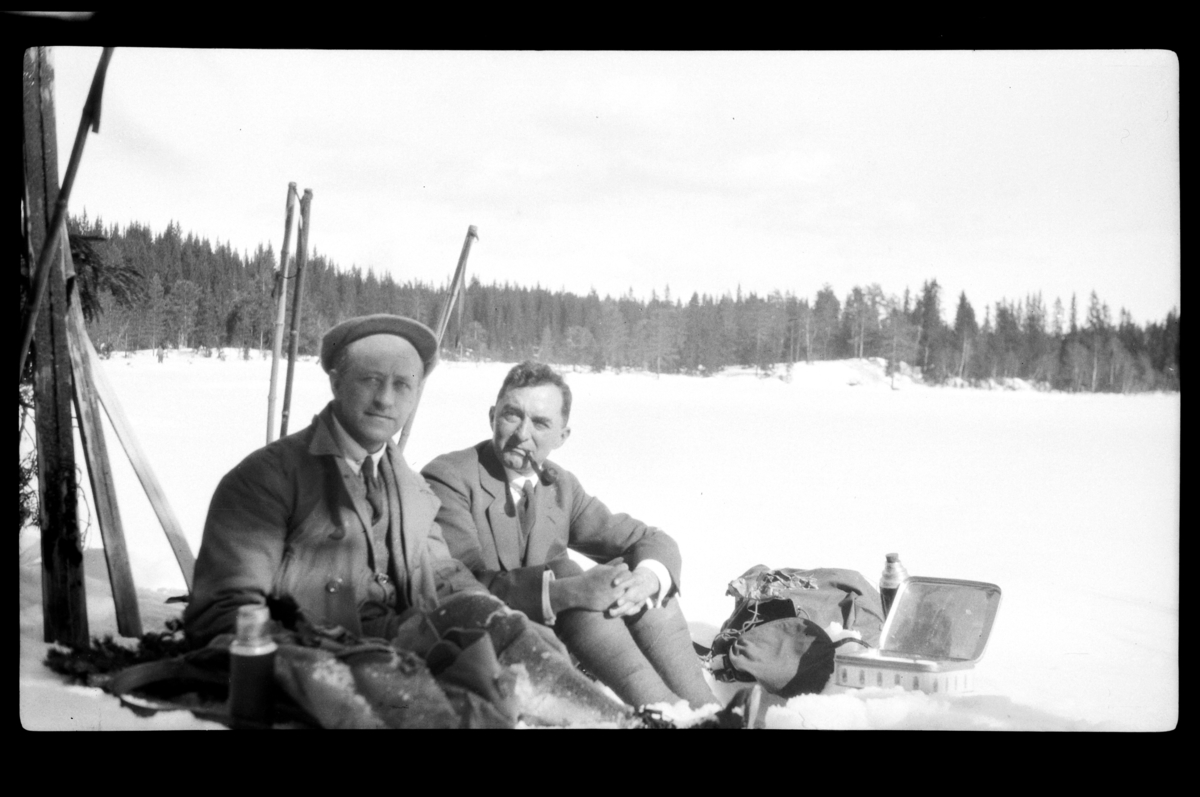 Rolf Sr. Sundt, Rolf Sundt Sr. og Johan Buratti har matpause under en skitur. Fotografert 1928.