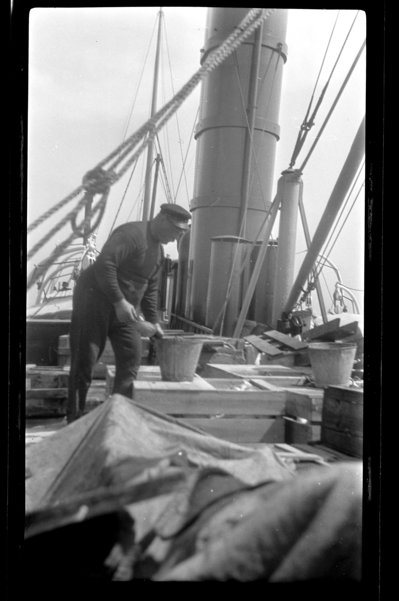 Rolf Sr. Sundt, Ukjent mann på dekk på dampbåt. Fotografert 1928.