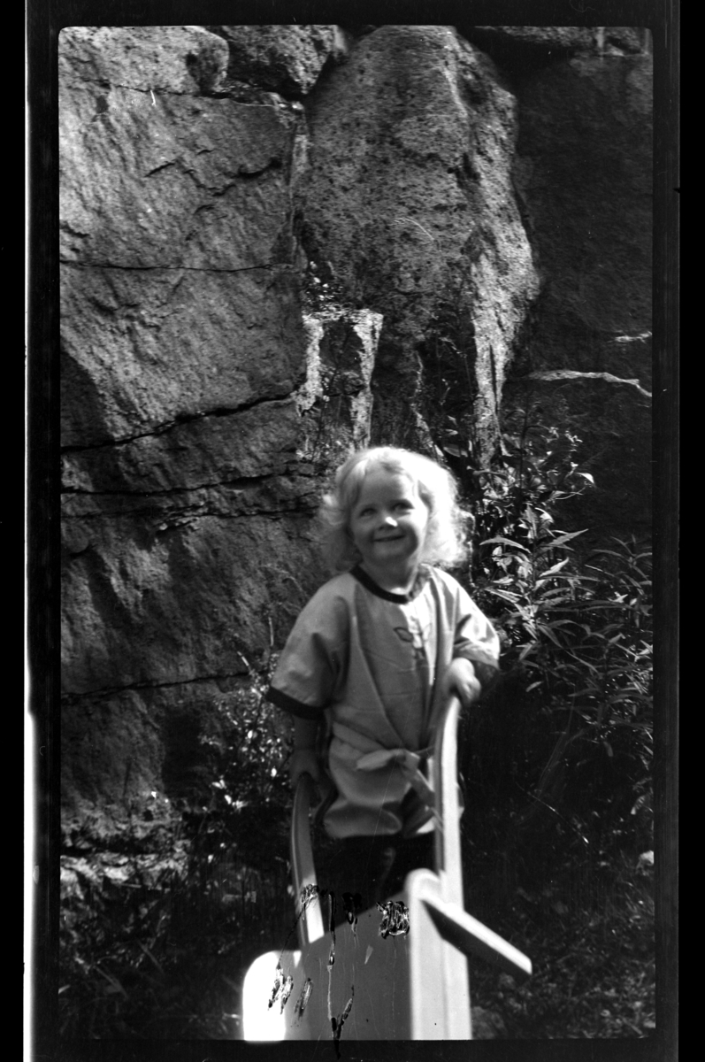Rolf Sr. Sundt, Rolf Sundt jr. står med en leketrillebår, Villa Knyggen. Fotografert 1923.