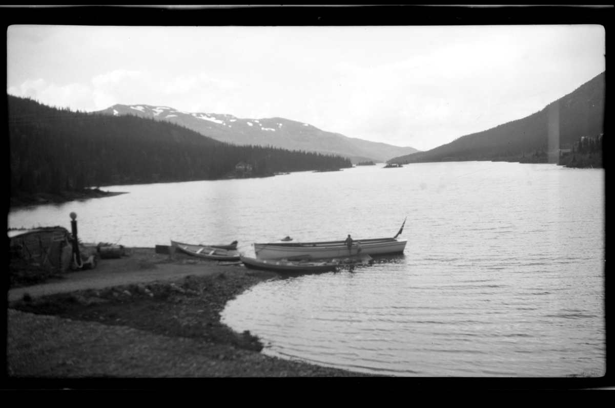 Rolf Sr. Sundt, Flere båter ligger ved en brygge på ukjent sted. Fotografert 1927.