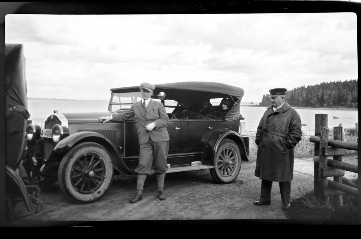 Rolf Sr. Sundt, Peter Ingvard Sundt og hans far Halfdan Sundt står foran Rolf Sundt sr.'s Buick mens det sitter tre damer bakerst i bilen. Fotografert 1927.