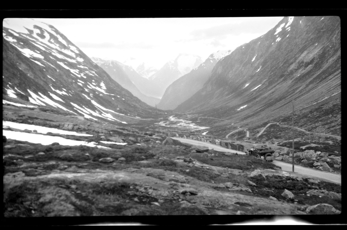 Rolf Sr. Sundt, Rolf Sundt sr.'s Buick i et ukjent fjellområde med en vei som snirkler seg oppover. Fotografert 1927.