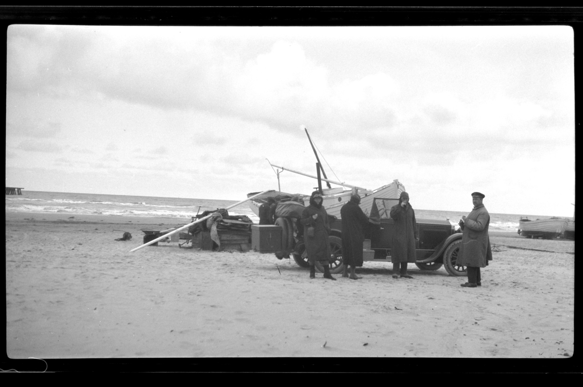 Rolf Sr. Sundt, Til høyre står Rolf Sundt sr. ved siden av sin Buick sammen med flere ukjente mennesker, i bakgrunn ligger en båt på standen i Skagen. Fotografert 1927.