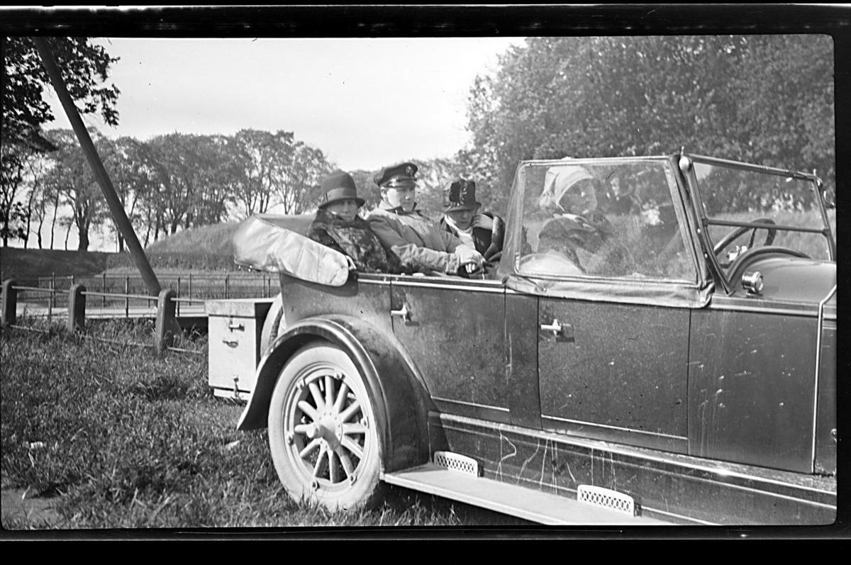 Rolf Sr. Sundt, Rebekka Sundt, Peter Ingvard Sundt, Sigrid Sundt og Hilda Sundt sitter i Rolf Sundt sr.'s Buick. Fotografert 1927.
