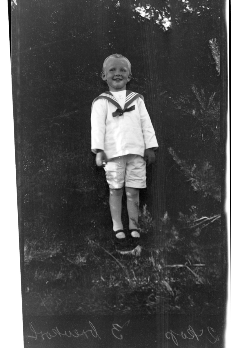 Rolf Sr. Sundt, Julius Sundt, ca tre år, i matrosdress, Villa Knyggen. Fotografert 1920.