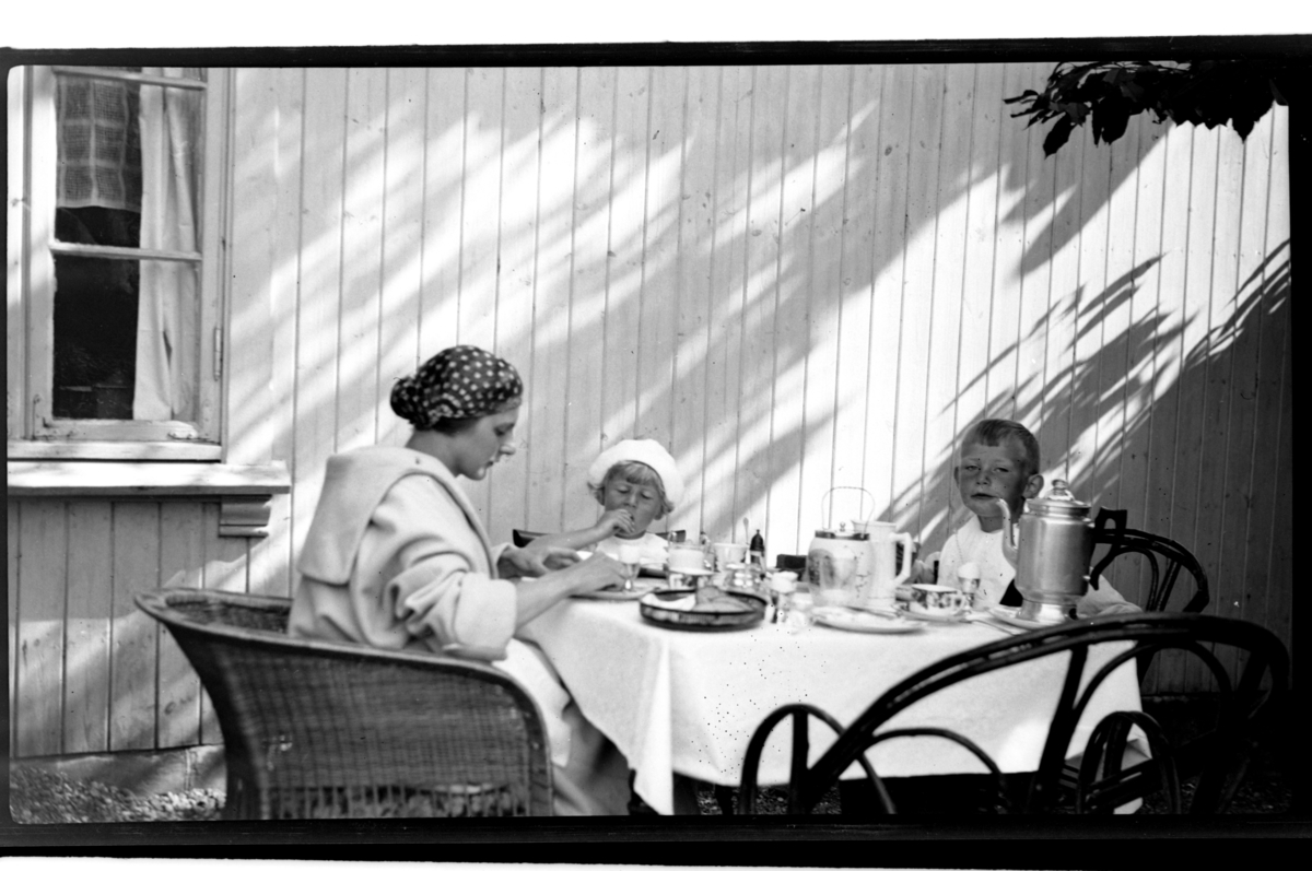 Rolf Sr. Sundt, Hilda Sundt spiser frokost utendørs sammen med sine sønner Rolf jr. og Julius, Slagen. Fotografert 1925.