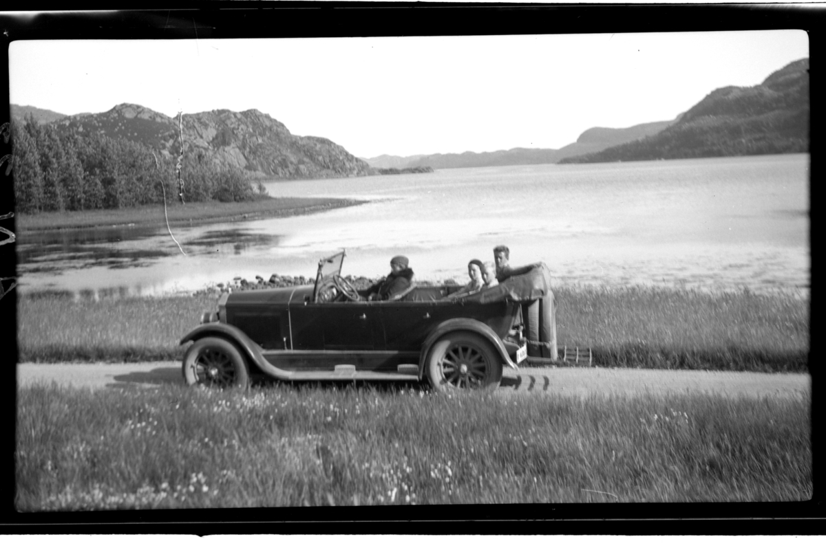 Rolf Sr. Sundt, Rolf Sundt sr.'s Buick står ved en strand, Sande, Farsund.
