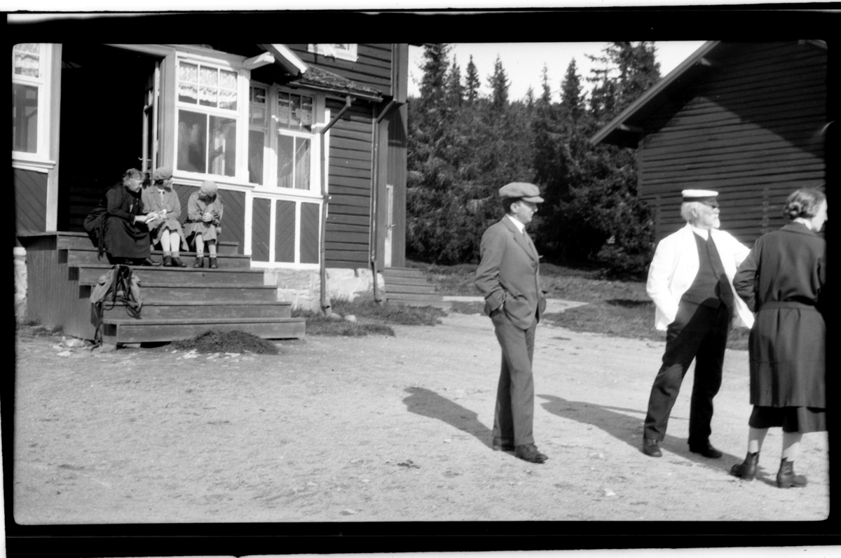 Rolf Sr. Sundt, En ukjent, Ingrid Jersin, Hilda Sundt, Johan Buratti og flere ukjente foran et hus. Fotografert 1930.