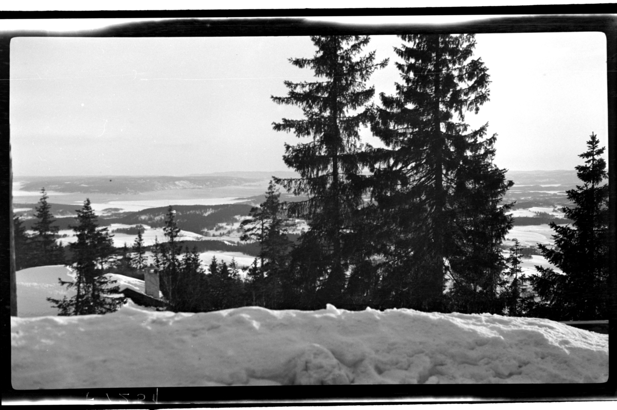 Rolf Sr. Sundt, Snøkledd landskap sett fra Villa Knyggen. Fotografert 1918-1919.