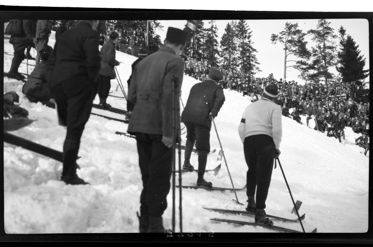 Rolf Sr. Sundt, Mange ukjente tilskuere står ved hoppbakken i Holmenkollen. Fotografert 1918-1919.