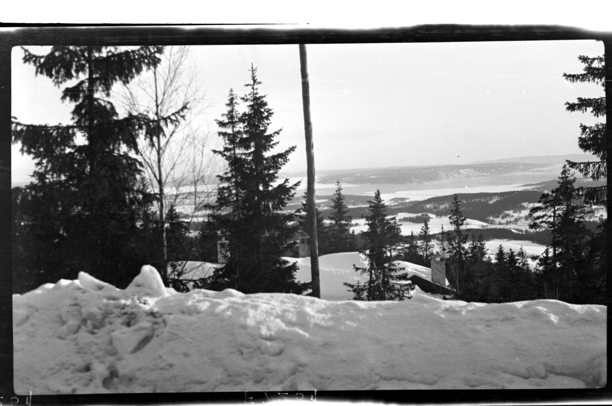 Rolf Sr. Sundt, Snøkledd landskap sett fra Villa Knyggen. Fotografert 1918-1919.
